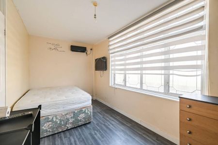4 bedroom flat to rent - Photo 4