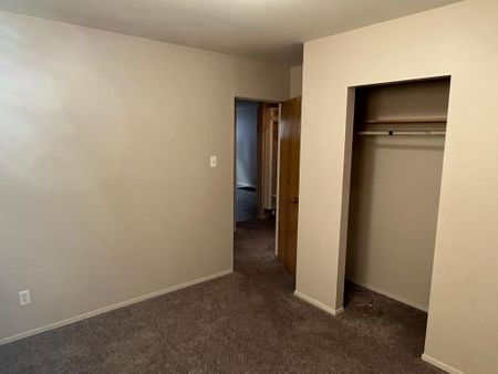 Pet Friendly, 2 Bedroom, Private Laundry, Shared Yard!! - Photo 3