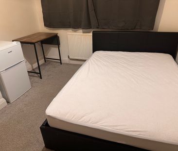 Room in a Shared House, Stanford Road, LU2 - Photo 4