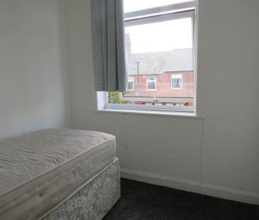 3 bedroom flat to rent - Photo 4