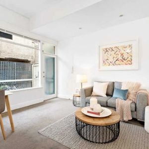 Charming One-Bedroom Home with Private Courtyard & Modern Comforts - Photo 2