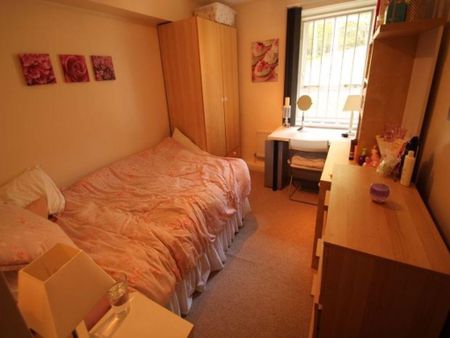 4 bedroom flat to rent - Photo 5