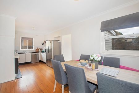 Wonderful Location, Perfect Family Home - Photo 3