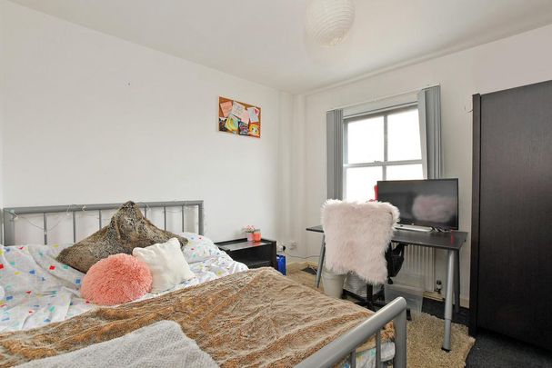 4 bedroom flat to rent - Photo 1