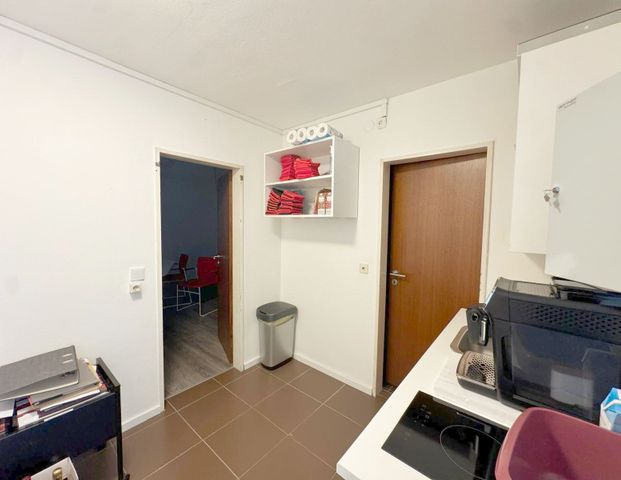 Helle Wohnung auf zwei Ebenen mit eigenem Keller und Außenstellplatz - Photo 1