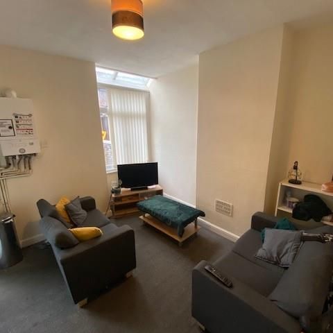 3 bedroom private hall to rent - Photo 1