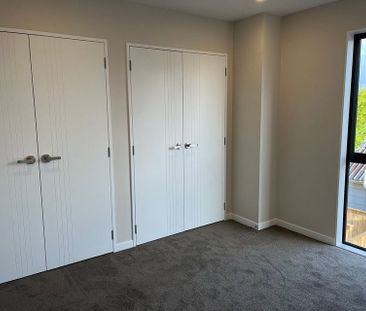 Stylish 3BR Townhouse in Te Atatu South! - Photo 1