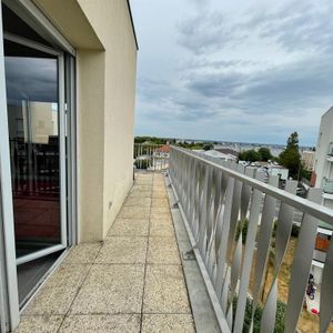 A LOUER Bron Sept Chemins T3 63m² meublé avec grand balcon et garage box fermé - Photo 2