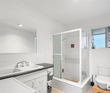 REFURBISHED 2 BEDROOM UNIT - GREAT LOCATION! - Photo 4