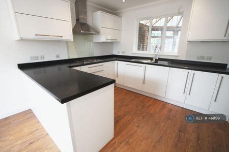 4 bedroom detached house to rent - Photo 4