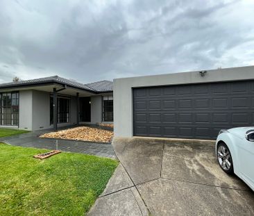 Beautiful Family Home in Cranbourne North - Photo 5