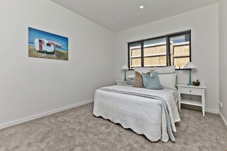 Large family home with pergola deck - Photo 3