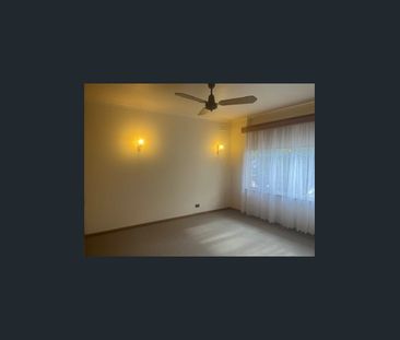 IMMACULATE FAMILY HOME - Photo 4