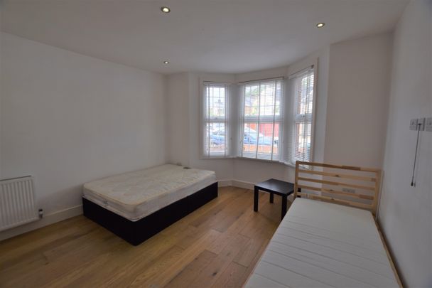 Queens Avenue, Watford - Photo 1