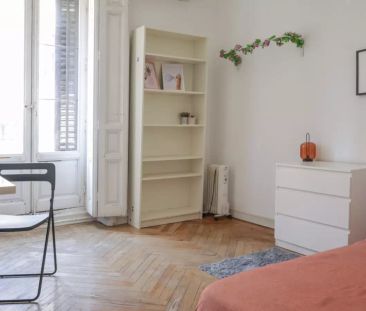Double Room for rent in 12-bedroom apartment in Sol, Madrid - Foto 6