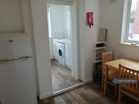 1 bedroom in a house share to rent - Photo 4