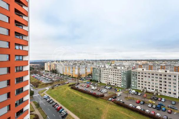 Velký byt 3Kk s balkonem, garáží a sklepem v 11 patře s výtahem - Photo 1