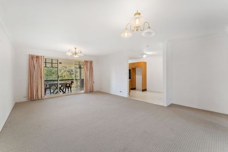 Large Two Bedroom Top Floor Unit - Photo 4