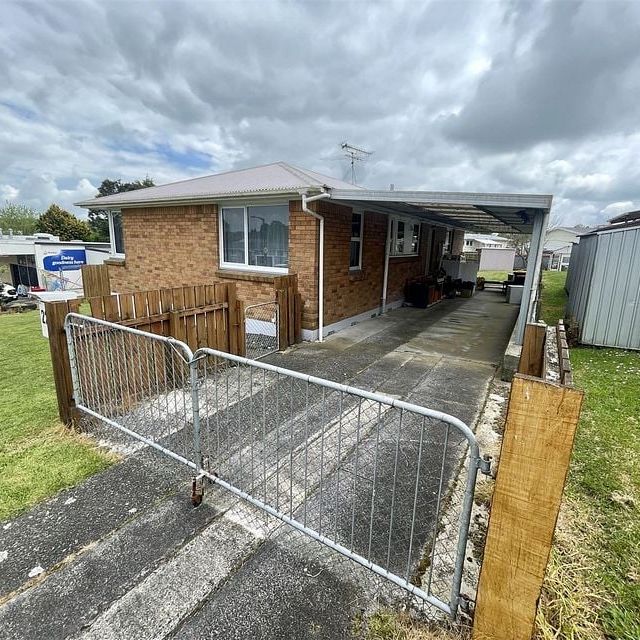 Fully renovated and insulated 4 bedroom house - Photo 1