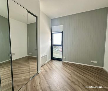 CLOSE TO STATION & SHOPPING CENTRE - Photo 1