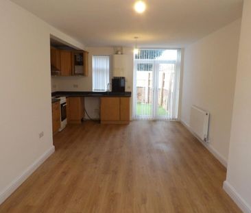 2 bedroom end of terrace house to rent - Photo 3