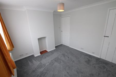 2 bedroom Terraced House to let - Photo 5