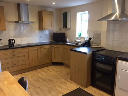 1 bedroom in a house share to rent - Photo 2