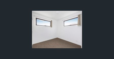 Impressive & Spacious Apartment in the Heart of West Footscray - Photo 2