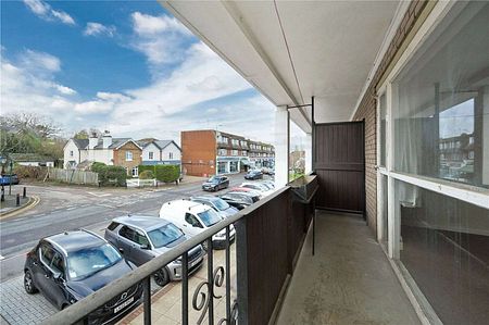 A split level maisonette situated above commercial premises convenient for Sunningdale shops and station. - Photo 5