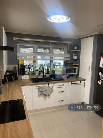 4 bedroom terraced house to rent - Photo 3