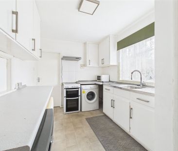 3 bedroom Bungalow in Barkham Road, Wokingham - Photo 4