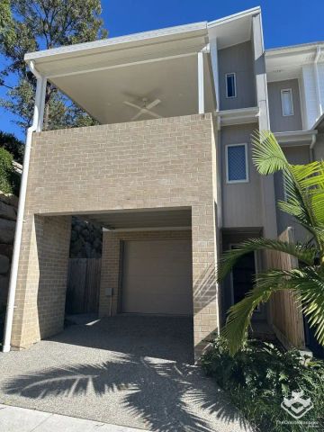 “Modern 3 Storey Townhouse” - Photo 3