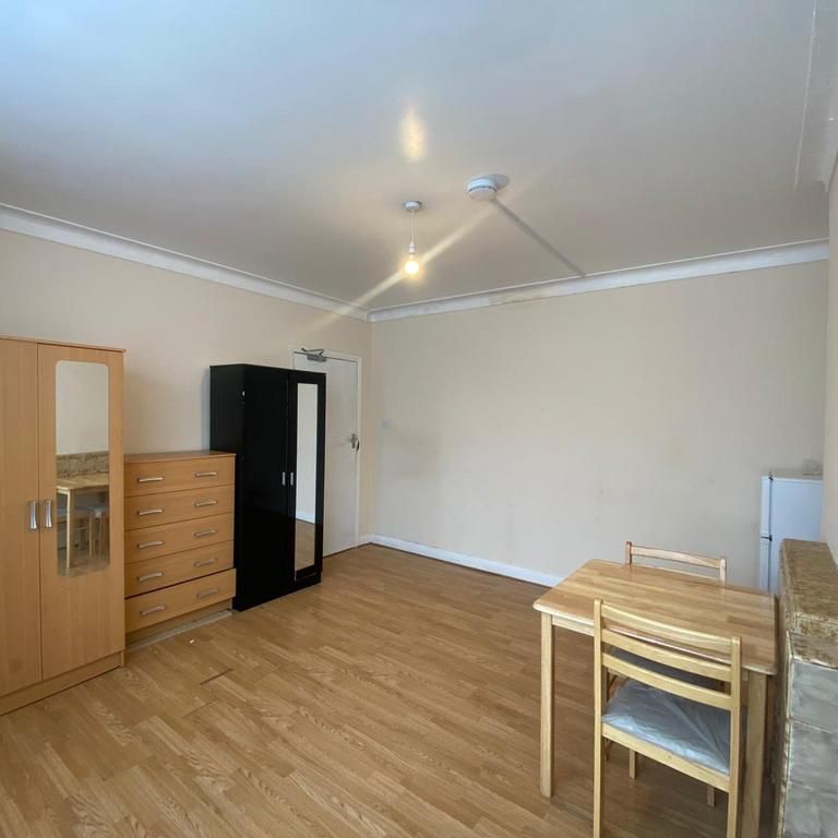 1 bedroom in a house share to rent - Photo 1