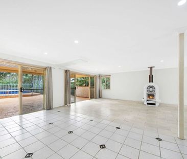 Spacious Family Home with Swimming Pool in Leafy, Quiet Cul-de-Sac - Photo 2