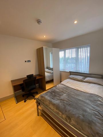 4 bedroom flat to rent - Photo 5