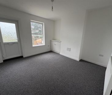 2 bedroom end of terrace house to rent - Photo 2