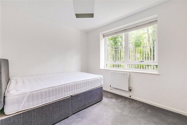 2 bedroom flat in London - Photo 1