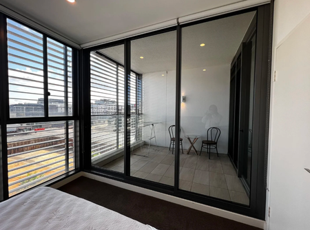 Fully Furnished 1-Bedroom Apartment with Study in Waterloo - Photo 4