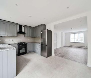 Rosslyn Park, Weybridge, Surrey, KT13 - Photo 1