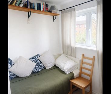 2 Bed Maisonette, Whitestile Road, TW8 - Photo 2