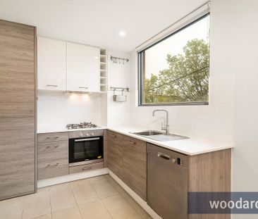 Modern Dual-Level Apartment in the Heart of Carlton! - Photo 4