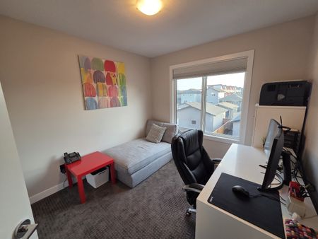 3 Beds & 2.5 Baths Modern Style House/Property In Evergreen Area - Photo 4