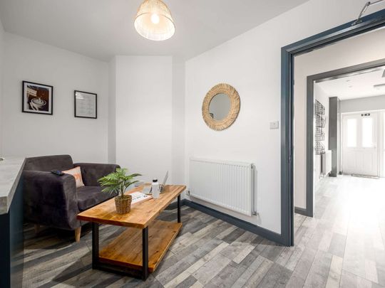 OX Living is proud to present this high-quality 8-bedroom co-living property, perfect for working professionals looking for stylish, stress-free living. Room 1 - Photo 1