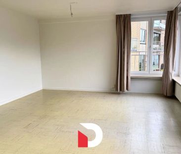 Lichtrijk gerenoveerd appartement, 3 slaapkamers en garagebox - Photo 1