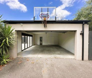 Beautiful Art Deco Home with a Pool across Parkland - Photo 2