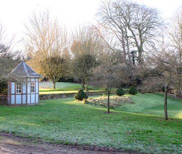 A substantial Grade II listed country residence with 7 to 9 bedrooms, exceptional gardens, and far-reaching countryside views in a desirable village setting. - Photo 6
