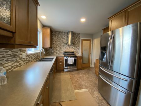 Recently Upgraded Spacious 3 bed / 2 bath Main Floor - Photo 4