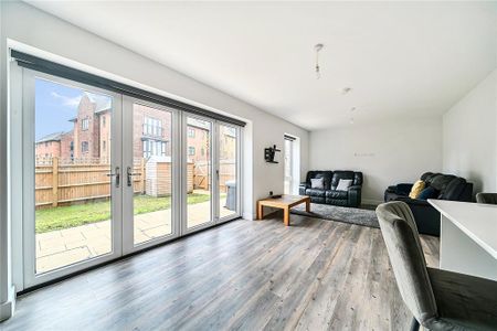 4 bedroom semi-detached house to rent - Photo 4