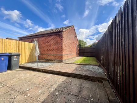 2 bedroom Semi-Detached House to let - Photo 3