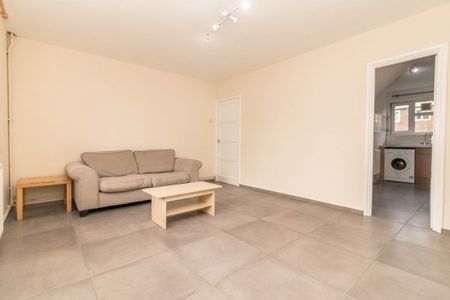 Recently refurbished 3 bedroom flat in Old Street - Photo 5